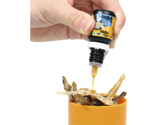 JBL Pro Terra Turtle Fluid wird auf Schildkrötenfutter geträufelt