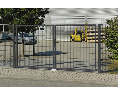 Doppeltor aus Metall zur Grundstückssicherung