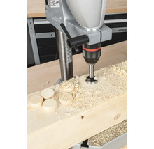 Tischbohrmaschine beim Bohren von Löchern in Holz