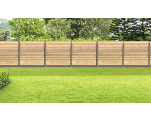 Holzzaun mit Betonpfosten im Garten