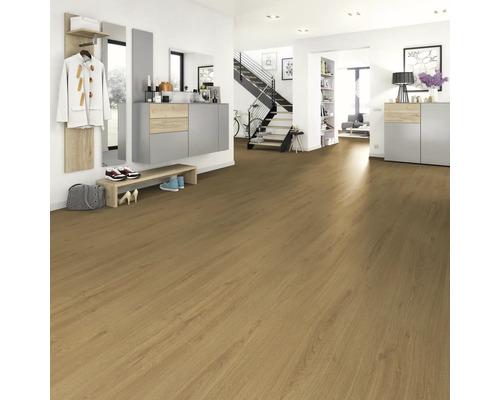 Heller Raum mit Laminatboden in Holzoptik, Garderobe und Treppe