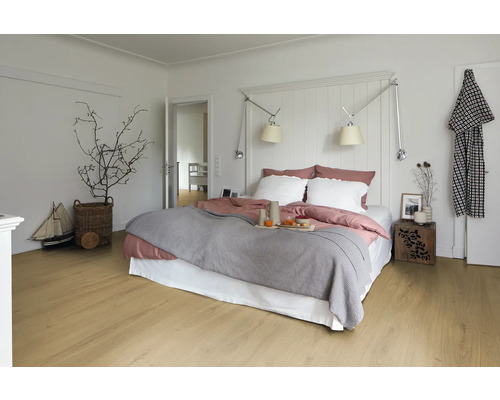 Helles Schlafzimmer mit Bett, Nachttisch und Holzboden