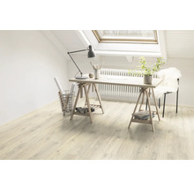 Heller Raum mit Laminatboden, Schreibtisch auf Böcken und Dachfenster für eine freundliche Atmosphäre.