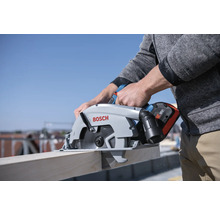 Bosch Logo. Akku-Kreissäge im Einsatz beim Sägen von Holz.