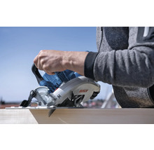 Eine Person schneidet ein Holzbrett mit einer Bosch Tauchsäge.