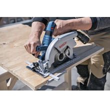 Eine Person sägt mit einer Bosch Handkreissäge ein Holzbrett.