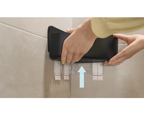 Person montiert Badezimmer Aufbewahrungsbox an der Wand