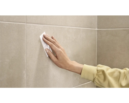 Reinigung von Fliesen mit einem Tuch