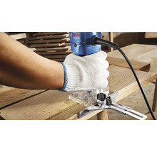 Person benutzt Oberfräse mit Handschuhen zum Bearbeiten von Holz