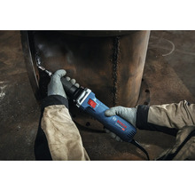 Eine Person schleift mit einem Geradschleifer ein Werkstück.