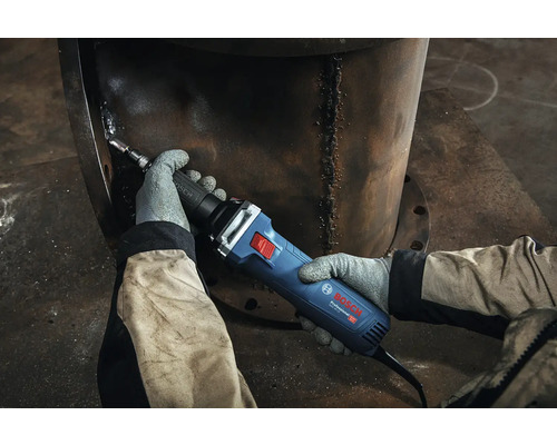 Eine Person schleift mit einem Geradschleifer ein Werkstück.