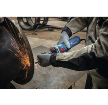 Eine Person benutzt einen Geradschleifer zum Schleifen von Metall, wobei Funken entstehen.