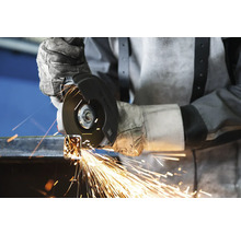 Metallbearbeitung mit einem Winkelschleifer der Marke Bosch.