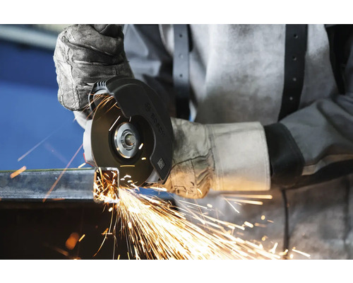 Metallbearbeitung mit einem Winkelschleifer der Marke Bosch.