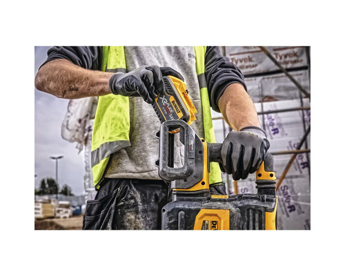 Ein Mann setzt einen DeWalt Akku in ein Rührwerk ein.
