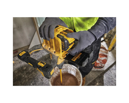 Handwerker bedient einen Mörtelrührer von DeWalt mit Akku über einem Eimer mit Mörtel.