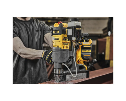 Ein Bediener verwendet eine gelbe DeWalt Magnetbohrmaschine zum Bohren von Metall.