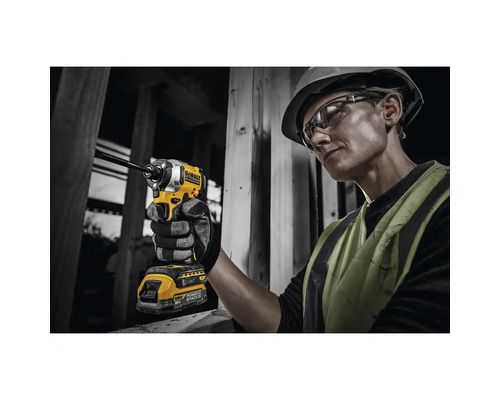 Handwerker benutzt Akku-Schlagschrauber von DeWalt für Holzkonstruktion