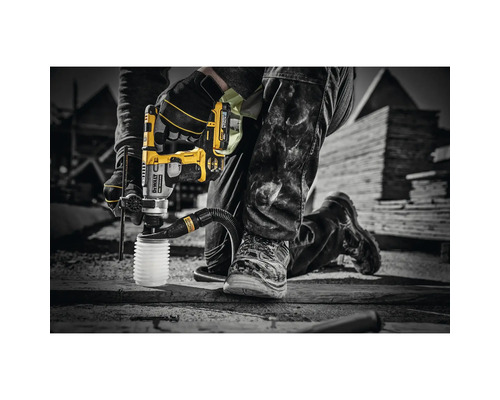 Eine Person verwendet einen Bohrhammer mit Staubabsaugung von DeWalt.