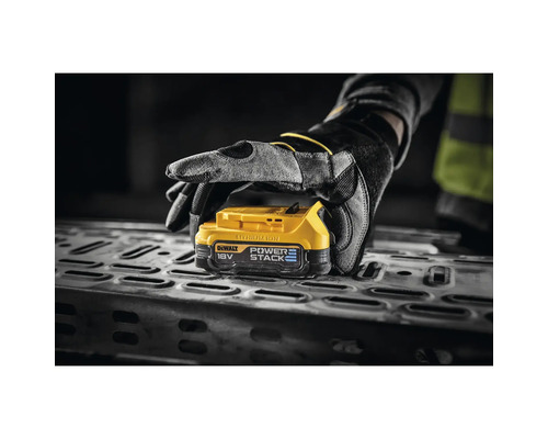 DeWalt Powerstack 18 Volt Akku in der Hand
