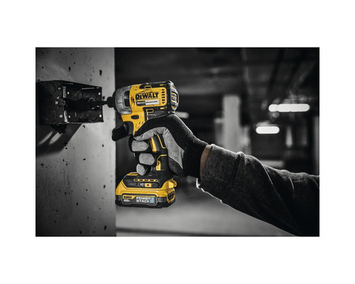 DeWalt Akku-Schlagschrauber im Einsatz an einer Betonwand