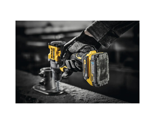 Hand mit Arbeitshandschuh hält einen Akku-Bohrhammer von DeWalt mit Akku