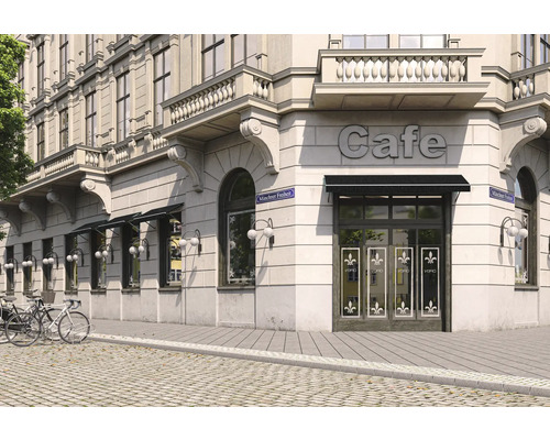 Außenansicht eines Cafés in einem Gebäude mit Fassade, mit Fahrrädern davor.