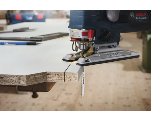 Bosch Stichsäge beim Schneiden eines Werkstücks aus Holz. Bosch Logo.