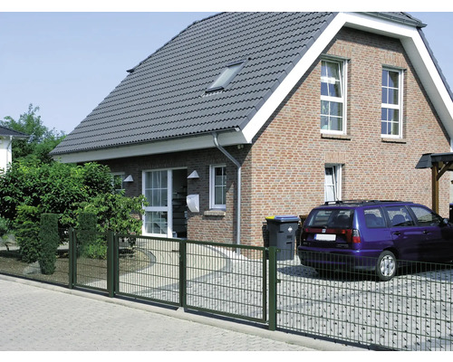 Haus mit Gartenzaun und PKW auf dem Grundstück