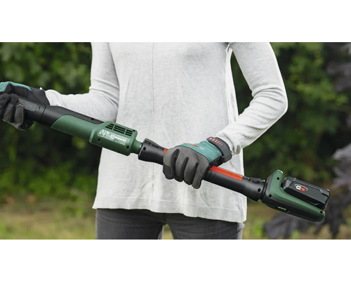 Eine Person hält einen Akku-Hochentaster.