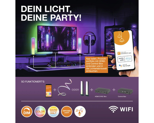 Beleuchtetes Spielezimmer mit Bildschirm, LED Leuchtstäben, Tastatur und Kopfhörern sowie Informationen zur Steuerung per App und HDMI Sync Box