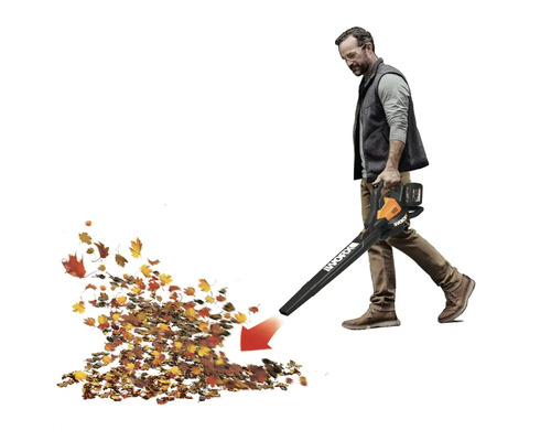 Ein Mann verwendet einen Akku-Laubbläser, um Laub zu entfernen