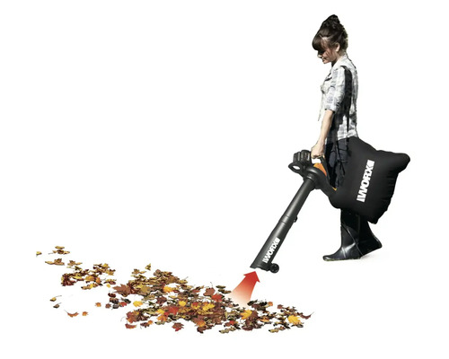 Frau benutzt einen Laubsauger der Marke Worx, um Laub aufzusammeln.