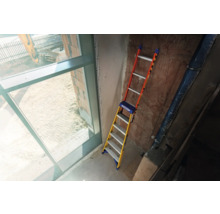 Stehleiter in Baustelle neben einem Fenster