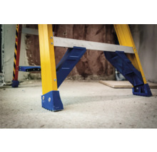 Detailaufnahme einer gelben Leiter mit blauen Füßen für Stabilität.