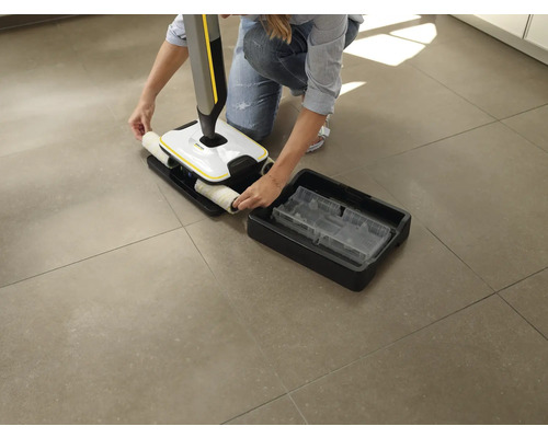 Bodenreiniger wird gereinigt.