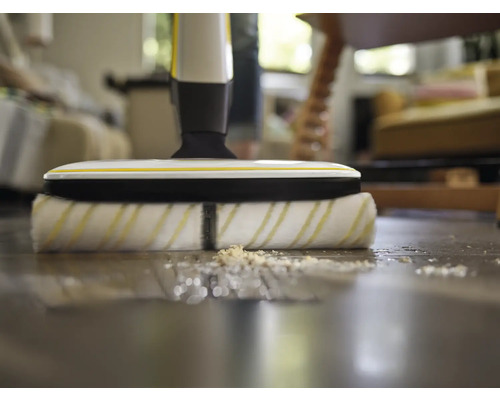 Bodenreinigungsgerät in Aktion auf einem Holzboden