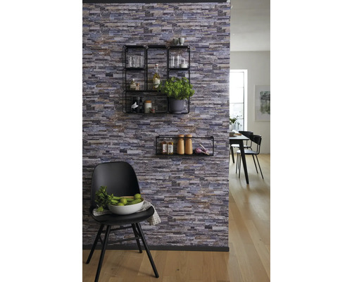 Wohnraum mit Steinwandtapete, Wandregalen und einem Stuhl mit Schale