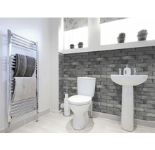 Helles Badezimmer mit Toilette, Waschbecken und Handtuchwärmer