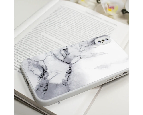 Handyhülle mit Marmorstruktur auf einem Buch