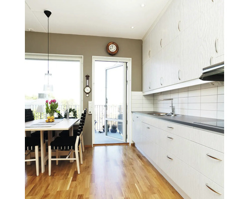 Helle Küche mit Esstisch und Zugang zum Balkon