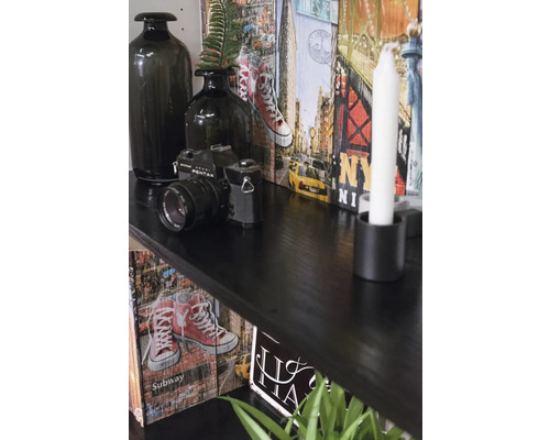 Dekoratives Regal mit dekorativen Vasen, Kamera, Kerze und Wandbildern