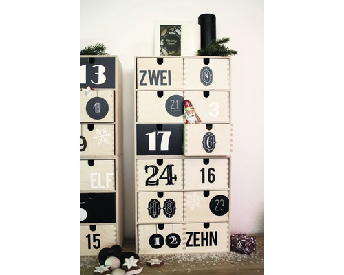 Zwei hölzerne Adventskalender mit Schubladen und Zahlenaufdruck