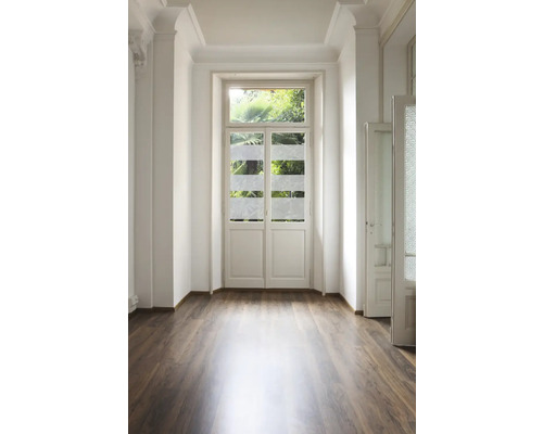 Heller Raum mit Holzboden, Flügeltür und Fenster
