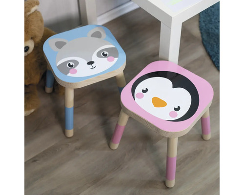 Zwei Kinderhocker mit Tiermotiven: Waschbär und Pinguin