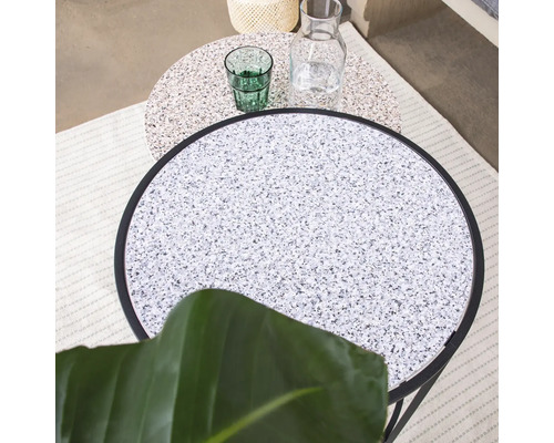 Zwei runde Beistelltische mit Terrazzo-Tischplatten, geeignet für den Innen- und Außenbereich.