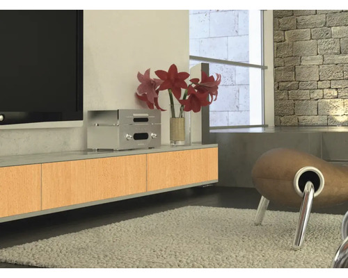 Wohnzimmer mit TV, Sideboard, Dekoration und Sessel