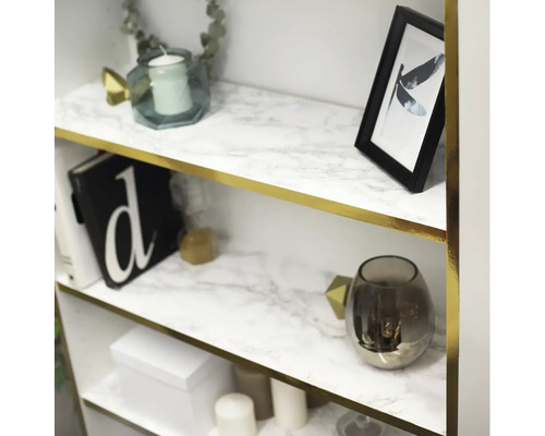 Dekoratives Regal mit Gegenständen und marmorierter Oberfläche