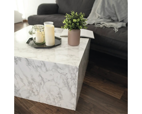 Wohnzimmer mit Couchtisch in Marmoroptik, Kerzen und Dekoration