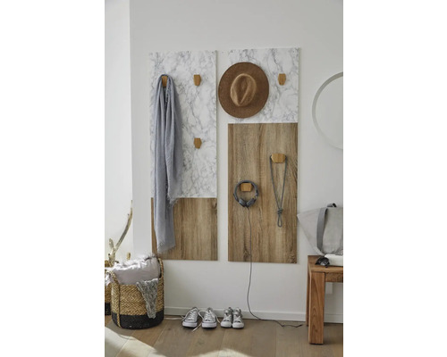 Flur mit Garderobenpaneelen, Hut, Kopfhörern, Schal, Handtasche und Korb